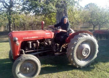 Baka Pavlika (85) i dalje za volanom traktora: „Traktor mi je život“