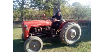 Baka Pavlika (85) i dalje za volanom traktora: „Traktor mi je život“