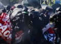 Policija na demonstrante mecima, suzavcem, topovima i bombama: Krvavi Prvi maj u Evropi