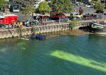 Francuska – Vozač na obuci potopio autobus i nekoliko automobila